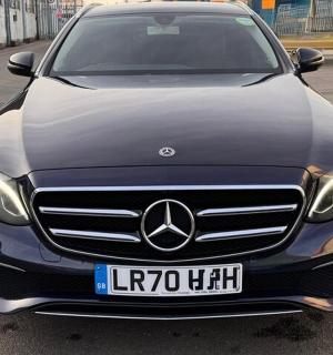 一辆奔驰车停在停车场