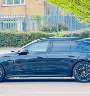 一辆蓝色汽车停在停车场