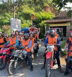 一群人在街上骑摩托车