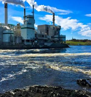 烟雾缭绕的水边工厂