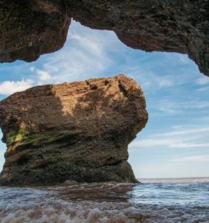 海洋中的一个洞穴,水中有一块岩石