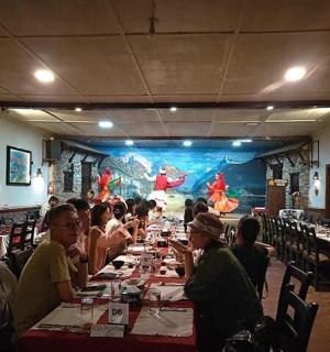 一群人坐在餐厅的桌子旁