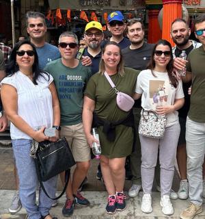 skupina lidí pózujících pro fotografii