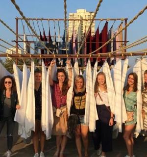 skupina žen stojící na lodi