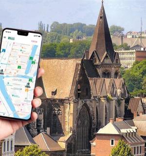 教堂前拿着手机的人