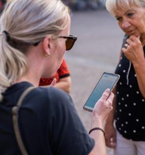 iki kadın bir cep telefonuna bakıyor