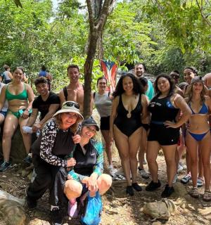 一群人正在摆姿势拍照