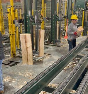 两名戴着安全帽的男子在建筑工地上工作