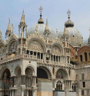 velika zgrada s kupolama na vrhu