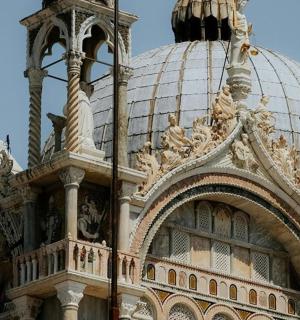 raskošna građevina s tornjem i kupolom