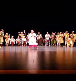 skupina lidí na jevišti během představení