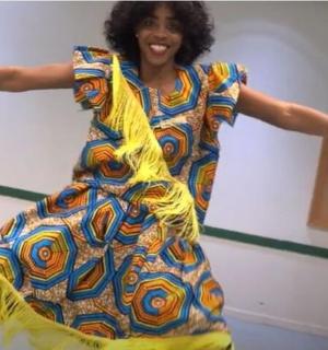 一位身着彩色连衣裙的女子正在跳舞