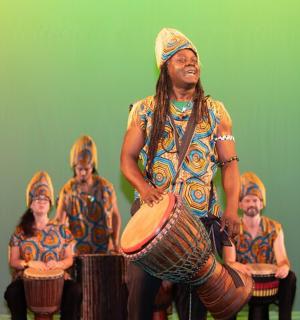 一群人在墙前打鼓