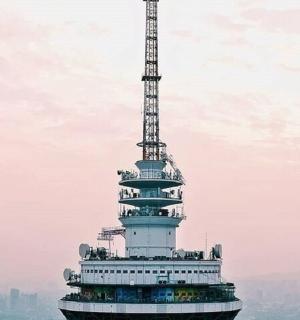 顶部有天线的塔