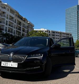 一辆黑色卡车停在停车场