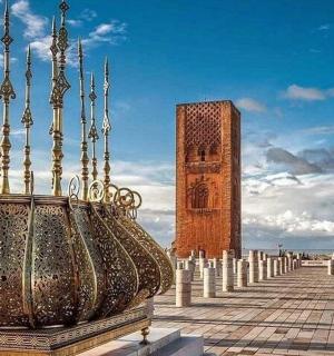 velká váza stojící před hodinovou věží