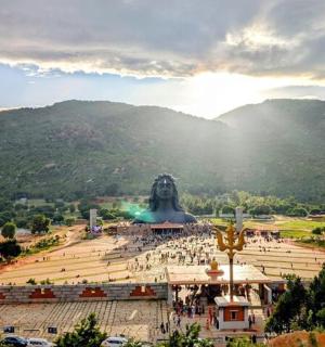 一群人站在雕像前