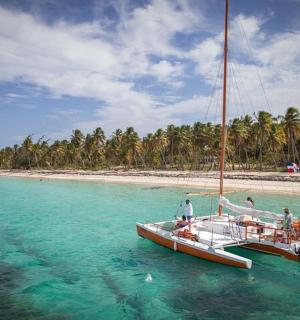 海滩附近水中的一艘帆船