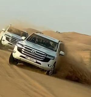 沙漠土路上的两辆卡车