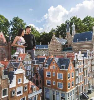 一男一女站在楼顶