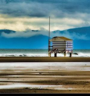 有救生员小屋和大海的海滩