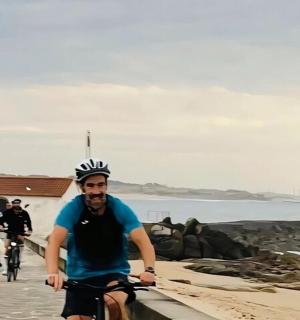 一群人在海边的小路上骑自行车