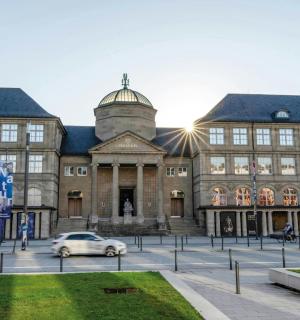 一辆停在大楼前的汽车