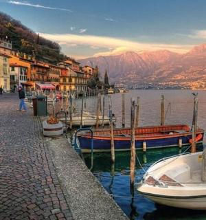 skupina lidí jedoucích na kolech u vodní plochy