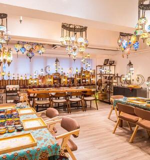 有桌椅和吊灯的商店