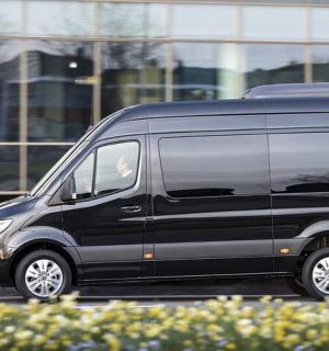 černá dodávka zaparkovaná před budovou