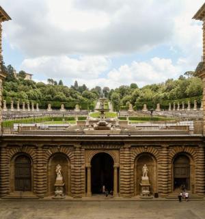 一座中间有喷泉的老建筑