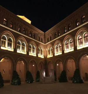 egy épület, benne egy csokor karácsonyfával