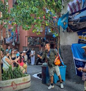 一群人在街上行走