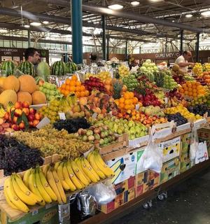 一个摆满水果和蔬菜的市场