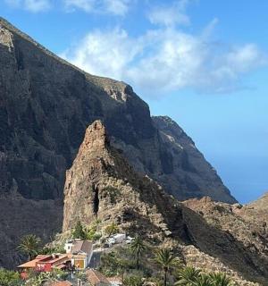 一座山,中间有一所房子