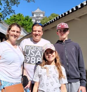 一家人在一栋建筑前合影