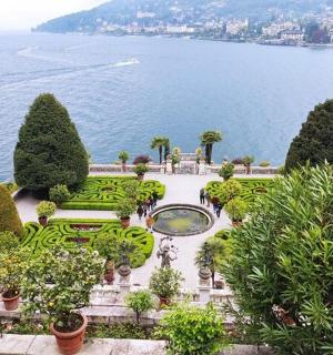 zahrada s fontánou, stromy a vodou