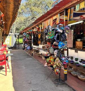 一个展示很多商品的露天市场