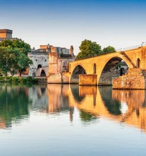 一座横跨河流的桥,背景是一座城市