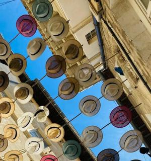 一组悬挂在建筑物侧面的交通信号灯