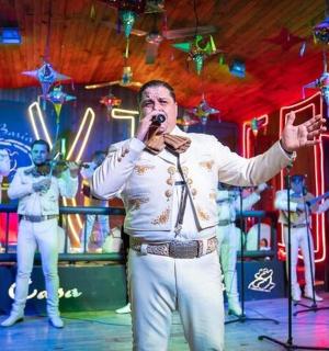 一名男子在舞台上对着麦克风唱歌