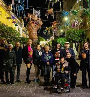 一群人在街上摆姿势拍照