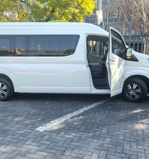 一辆白色货车停在停车场