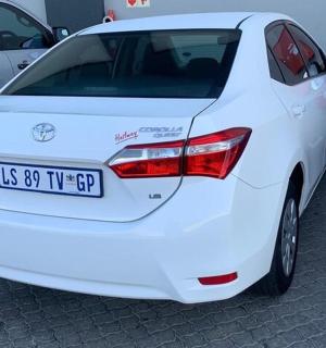 一辆白色汽车停在停车场