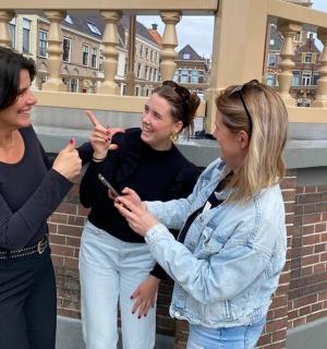 三个女人并排站着看手机