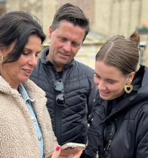 一名男子和一名女子正在看手机