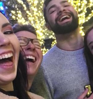 skupina lidí, kteří se společně usmívají a smějí