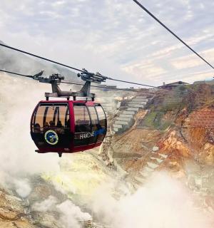 一架直升机在天空中飞越一座山
