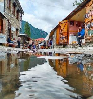 街道在水中的倒影