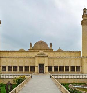 一座有两根高柱子的大楼和一座清真寺